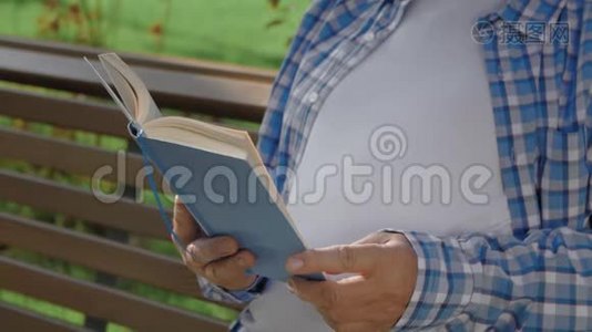 一个在公园看书的老人视频