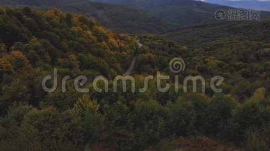 在夕阳柔和的光线下，飞越秋天的山脉，森林、草地和山丘。 宾夕法尼亚州波科诺山脉视频