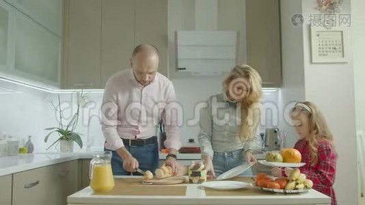 家庭在厨房烤面包上涂上花生酱视频