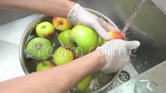手在水龙头下洗苹果。视频