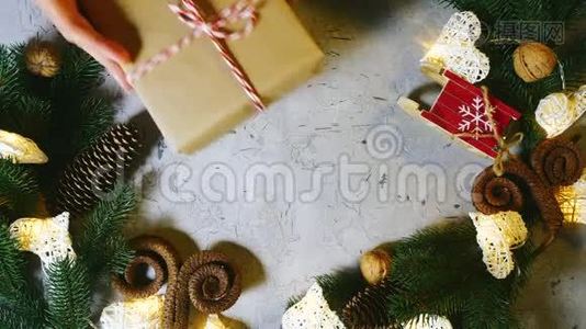 圣诞节和新年的仪式。 女人的双手捧着纸包的礼物放在桌上，桌上放着节日的礼物视频