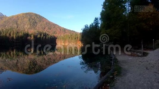 在Laghi di Fusine的人行道上向前行走视频