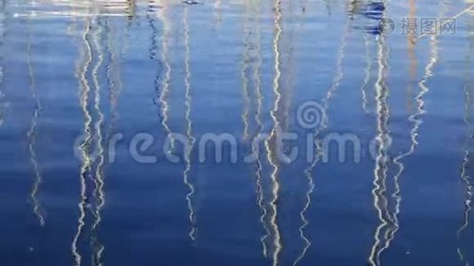 游艇桅杆在水中的反射视频