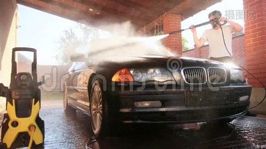 工人洗车。用高压喷水清洗，溅到两侧视频