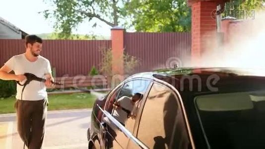 人用高压水射流洗车.. 在院子里视频