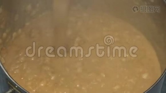 热的煮豆子从水龙头漏入锅中视频