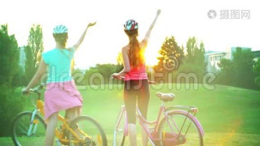骑自行车的儿童头戴头盔夏季公园太阳升起时敬礼视频