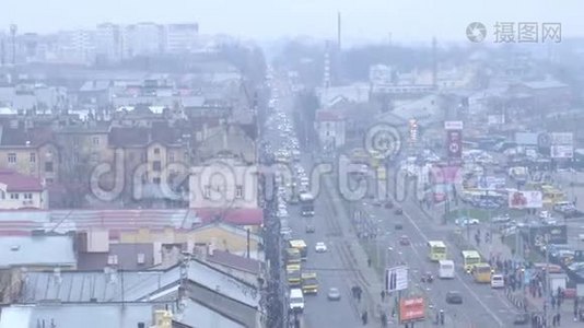 城市生活，交通在城市和交通，俯视.. 乌克兰美丽的建筑和建筑，背景视频