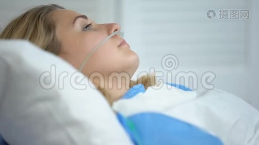 面部有氧气鼻导管的不适妇女，准备手术视频