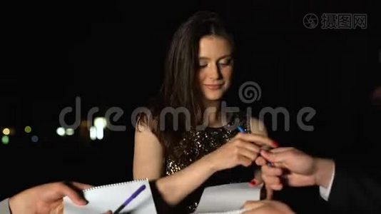著名女性在晚会、明星生活的粉丝笔记本上签名视频