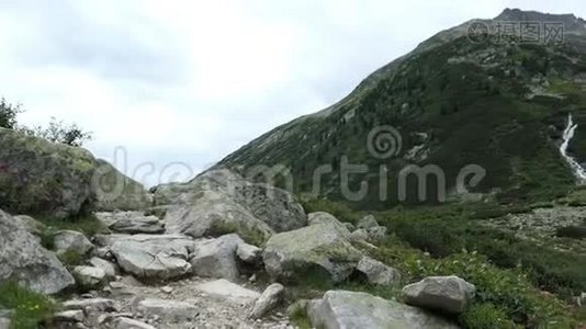 奥地利蒂罗尔州施莱吉斯山谷的高山景观。 山溪流淌视频