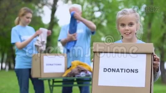 微笑的女孩拿着捐款箱，志愿者准备人道主义援助，帮助视频