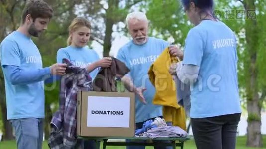 志愿者整理衣物，放置捐款箱，慈善组织视频