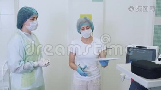 穿无菌衣服、戴口罩和手套的护士在手术前准备手术医疗保险视频