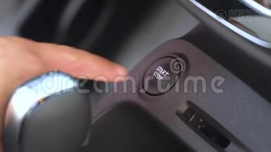 特写手按按钮在汽车前面板开始或停止视频
