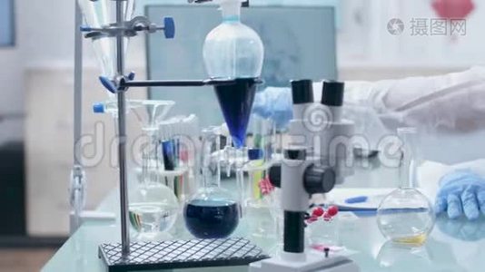 实验室里的科学家多利拍的一张照片从装有暗液体的试管中取出一个样本视频