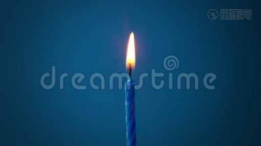 深蓝色背景上的深蓝色蜡烛被吹灭，烟雾消失了视频