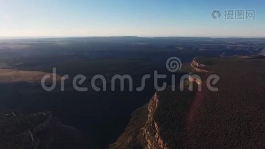 空中旋转拍摄暴露了绿日光峡谷梅萨维德国家公园，科罗拉多州视频