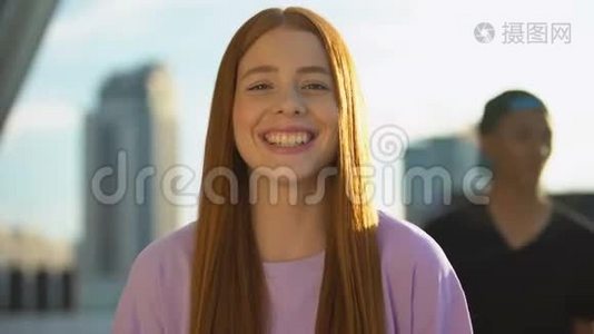 快乐的青少年拥抱在镜头前微笑的女性朋友，青少年的健康视频