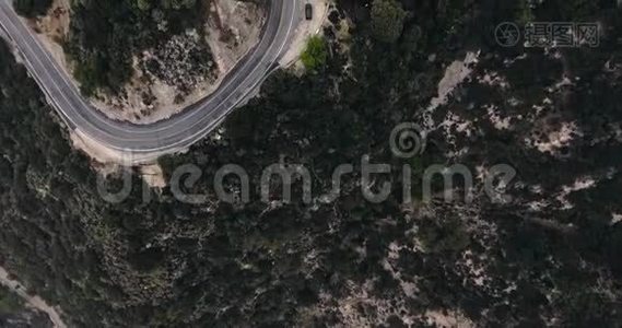 一辆停在树林里的黑车正在弯曲一条路视频