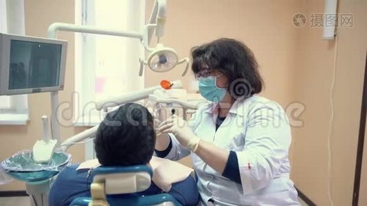 牙科医生在牙科治疗前给病人做麻醉注射，后视。视频