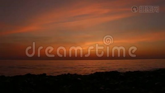 红色日落海面视频高清.. 红色的天空。 夏日晚霞海景.. 大西洋海滩日落。 奇妙的自然日落视频