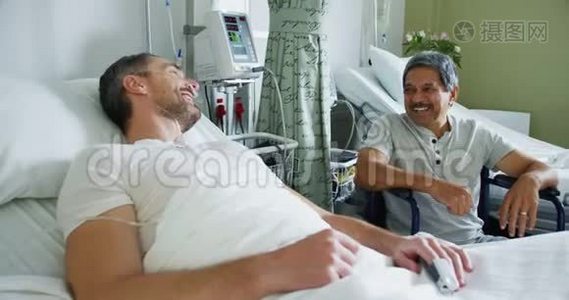 两名男性病人在4k病房谈话视频