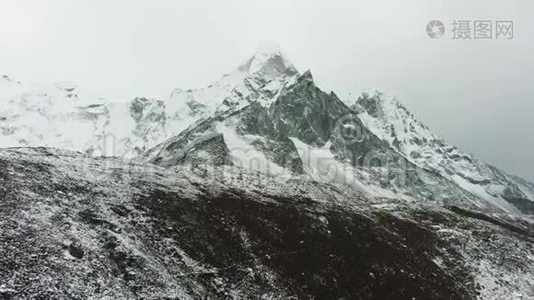 阿马达布拉姆山和多云的天空。 喜马拉雅山，尼泊尔。 鸟瞰图视频