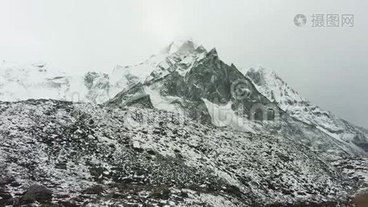 阿马达布拉姆山和多云的天空。 喜马拉雅山，尼泊尔。 鸟瞰图视频