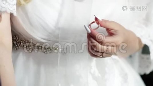结婚典礼。 新郎和新娘互相戴上结婚戒指视频