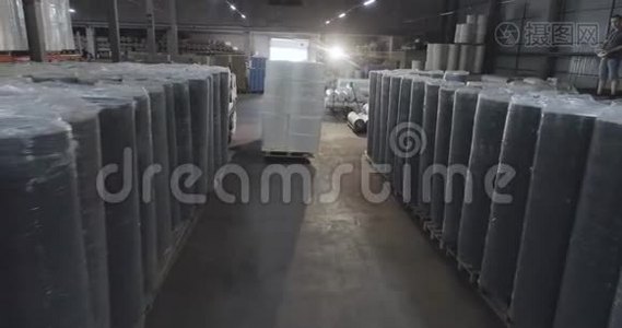 工厂仓库用叉车，仓库用叉车运送合成冬化机视频