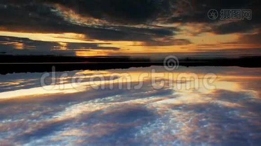 在宽阔的湖面上，一幅幅美丽的日出或日落景色视频