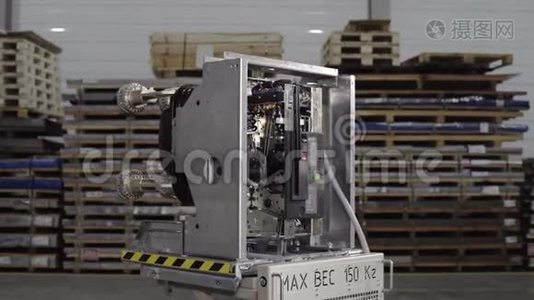 真空自动断路器，熔断器在一个大的工业电架上。 平台上的描述：最大重量视频