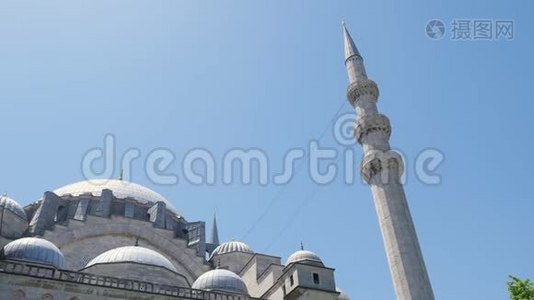 大的穆斯林寺庙，在炎热的晴天有蓝色的圆顶视频