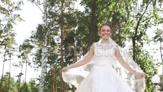 积极的年轻新娘穿着一件别致的白色连衣裙，兴高采烈视频