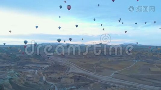 卡帕多西亚山谷上空热气球的鸟瞰图视频
