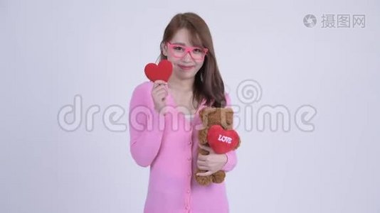 年轻快乐的亚洲书呆子准备情人节`视频