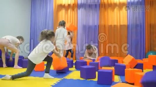 孩子们`游戏室。 玩泡沫立方体。视频
