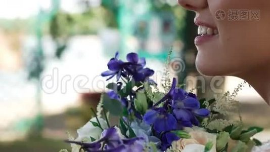 一位美丽幸福的女性新娘，带着别致的花束，近景侧景视频