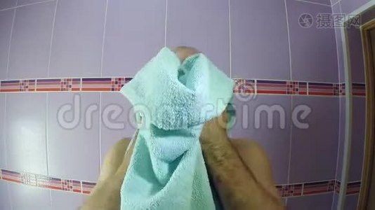 浴室里的一个男人用后巾擦了擦脸视频