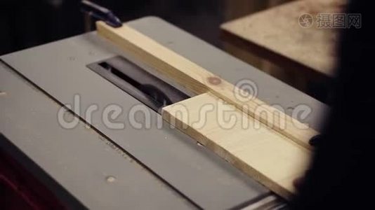 锯床上切割木板的高角度镜头。 行动。 圆形锯切木制工业机器视频