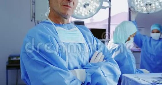 在医院交叉双臂站立的成熟白种人女医生的特写镜头视频