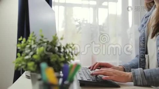 女性手在键盘上。 在家庭办公室用电脑工作，女人写博客，自由职业者。视频