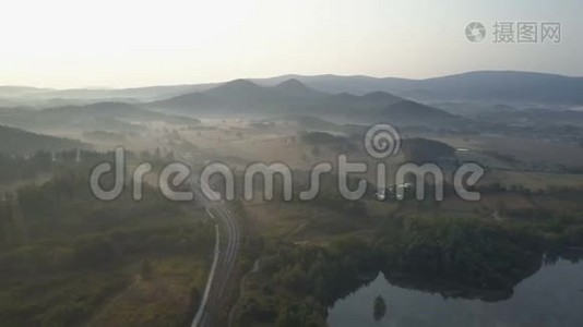 湖旁山上火车站的空中景色。 山脉中雾状的日出。视频