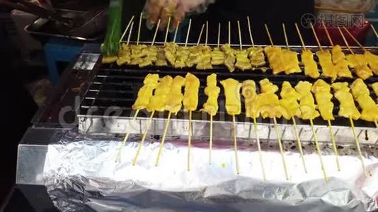 在普吉镇的火炉街食物上烤猪肉视频