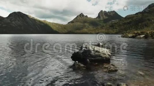 塔斯马尼亚州摇篮山鸽子湖岸附近的岩石视频