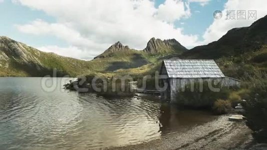 旧船在摇篮山的鸽子湖岸上停泊视频