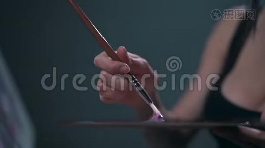 女孩用画笔特写画一幅画视频