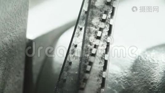 黑色背景的放映机中的旧胶卷磁带录像视频