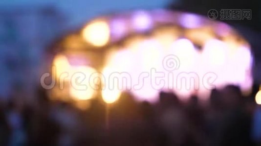 模糊背景：波克照明在音乐会上。视频